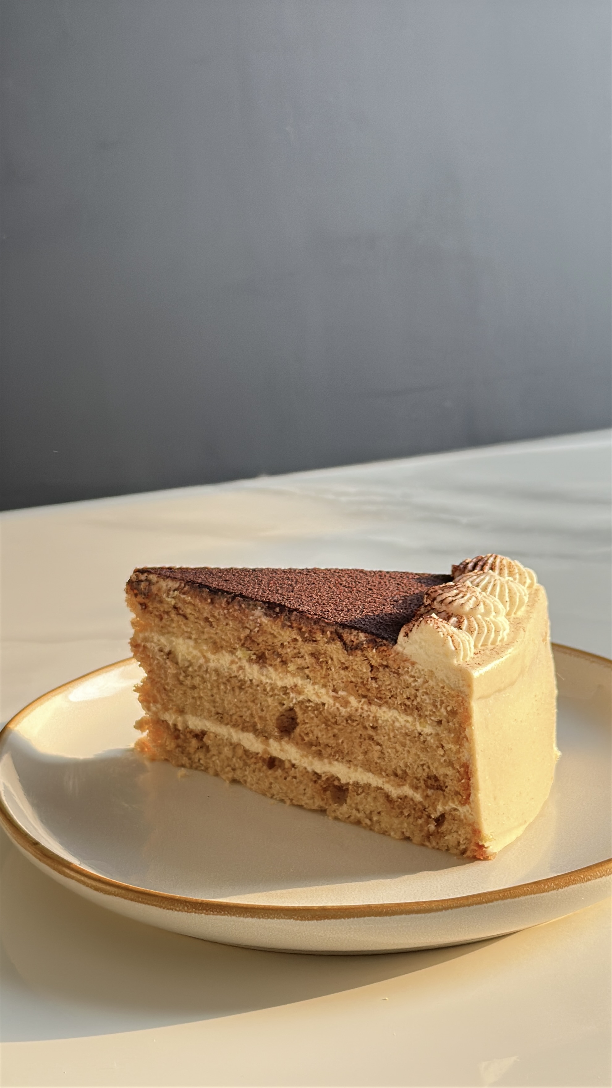 کیک تیرامیسو اصیل نهال شیرین در بندرعباس با لایه‌های خامه ماسکارپونه و اسپرسو